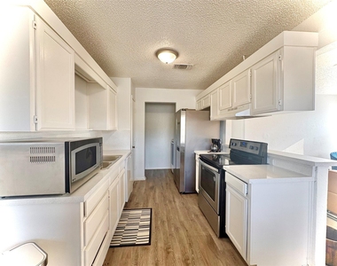1920 San Rafael Street - Photo Thumbnail 9