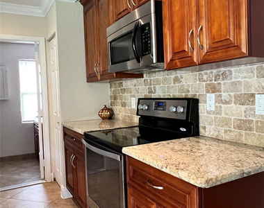 9135 Saddlecreek Drive - Photo Thumbnail 5