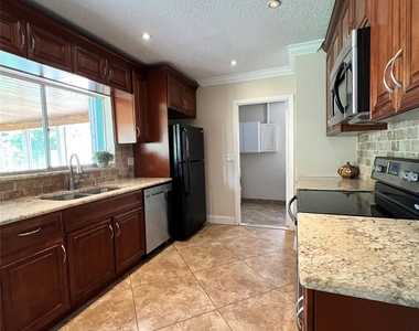 9135 Saddlecreek Drive - Photo Thumbnail 6