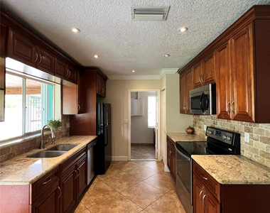 9135 Saddlecreek Drive - Photo Thumbnail 4