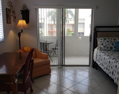 904 Flanders Drive S - Photo Thumbnail 2
