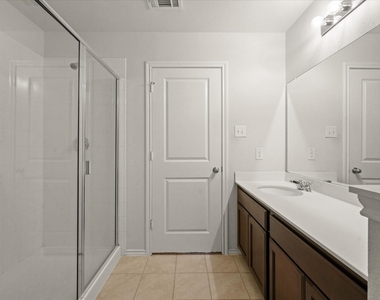 516 Clearlake Drive - Photo Thumbnail 13