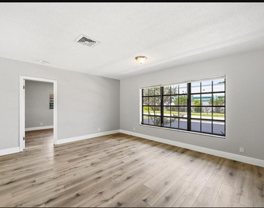 8 Ne 9th Avenue - Photo Thumbnail 1