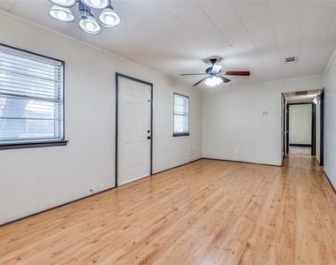 9311 Oakland Drive - Photo Thumbnail 3