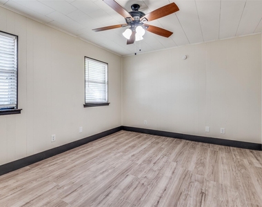9311 Oakland Drive - Photo Thumbnail 5
