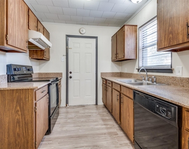 9311 Oakland Drive - Photo Thumbnail 4