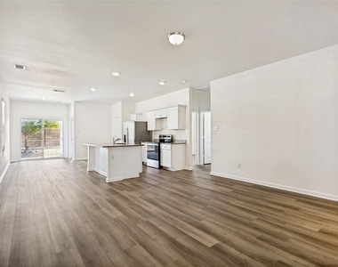 421 Covington Cove - Photo Thumbnail 5