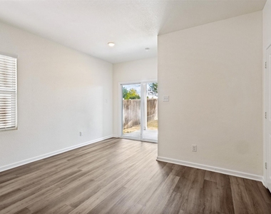421 Covington Cove - Photo Thumbnail 12