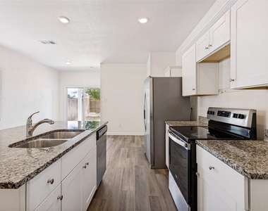 421 Covington Cove - Photo Thumbnail 10