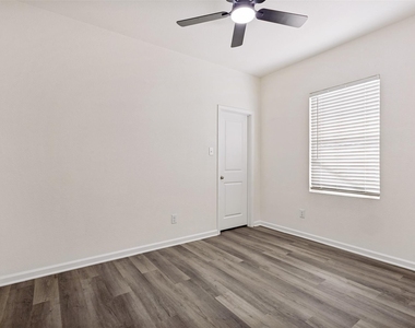 421 Covington Cove - Photo Thumbnail 13