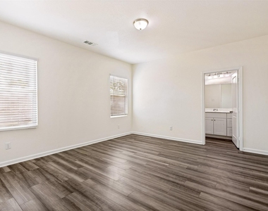 421 Covington Cove - Photo Thumbnail 16