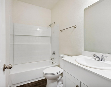 421 Covington Cove - Photo Thumbnail 14