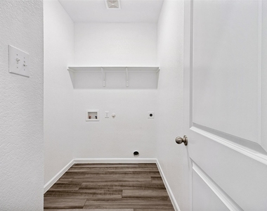 421 Covington Cove - Photo Thumbnail 18