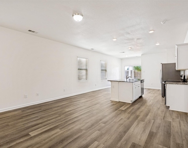 421 Covington Cove - Photo Thumbnail 4
