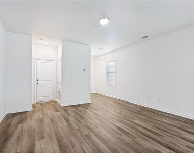 421 Covington Cove - Photo Thumbnail 3