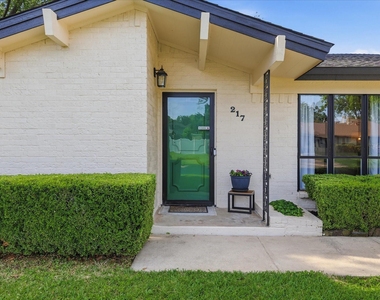 217 E Louella Drive - Photo Thumbnail 3