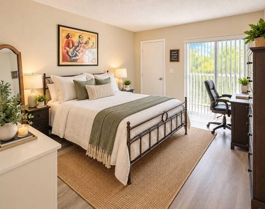 815 W Boynton Beach Boulevard - Photo Thumbnail 7