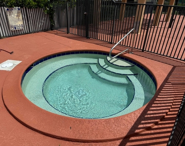 5821 Riverside Drive - Photo Thumbnail 3
