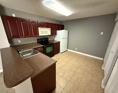 5821 Riverside Drive - Photo Thumbnail 9
