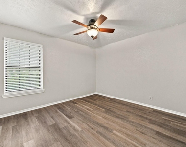 1108 N Elm Street - Photo Thumbnail 9