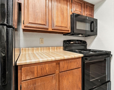 1108 N Elm Street - Photo Thumbnail 8