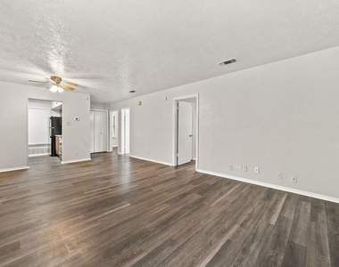 1108 N Elm Street - Photo Thumbnail 3