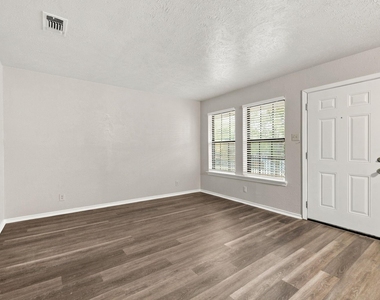 1108 N Elm Street - Photo Thumbnail 2