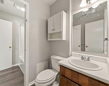 1108 N Elm Street - Photo Thumbnail 10