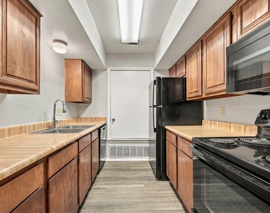 1108 N Elm Street - Photo Thumbnail 5
