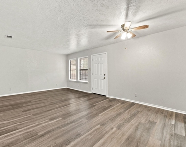 1108 N Elm Street - Photo Thumbnail 4