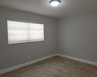 651 Ne 46th Court - Photo Thumbnail 4