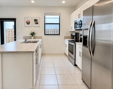 520 Sw 19th Way - Photo Thumbnail 4