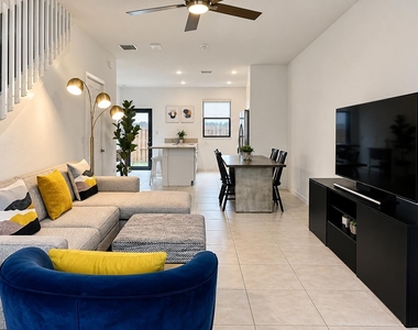 520 Sw 19th Way - Photo Thumbnail 1