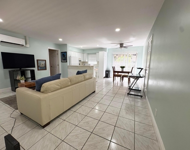720 Se 15th Street - Photo Thumbnail 1