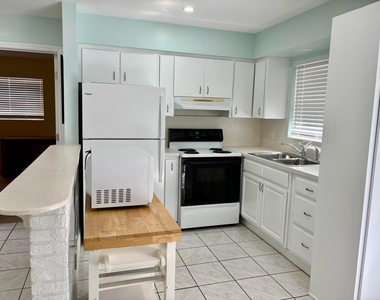 720 Se 15th Street - Photo Thumbnail 2