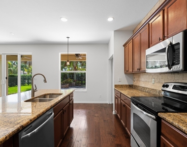 102 Crab Cay Way - Photo Thumbnail 7