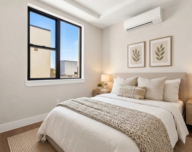 90 Manhattan Avenue - Photo Thumbnail 2
