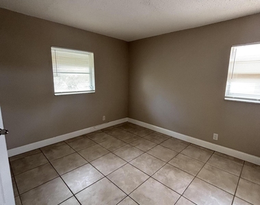 1550 Nw 15th Street - Photo Thumbnail 5