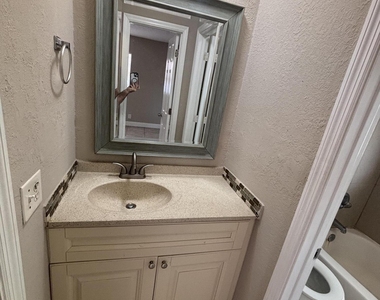 1550 Nw 15th Street - Photo Thumbnail 2