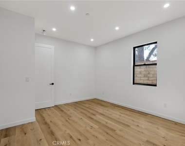 22920 Califa - Photo Thumbnail 13