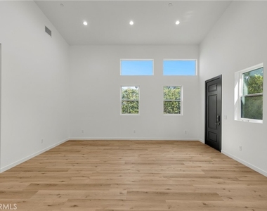 22920 Califa - Photo Thumbnail 9