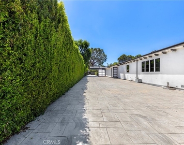 22920 Califa Street - Photo Thumbnail 3