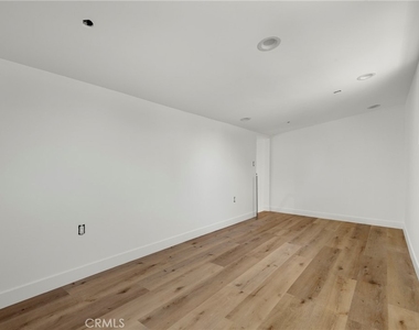 22920 Califa Street - Photo Thumbnail 15