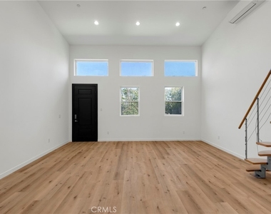 22920 Califa Street - Photo Thumbnail 9