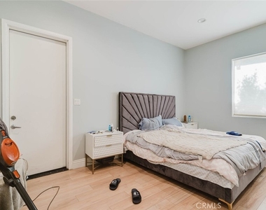 7347 1/2 Jamieson Avenue - Photo Thumbnail 11