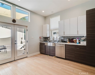 7347 1/2 Jamieson Avenue - Photo Thumbnail 8
