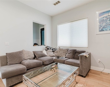 7347 1/2 Jamieson Avenue - Photo Thumbnail 3