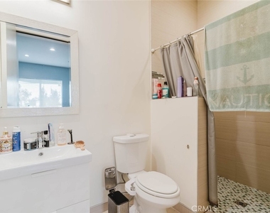 7347 1/2 Jamieson Avenue - Photo Thumbnail 17