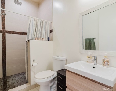 7347 1/2 Jamieson Avenue - Photo Thumbnail 15