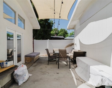 7347 1/2 Jamieson Avenue - Photo Thumbnail 18